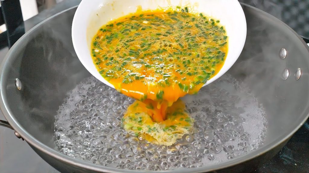 把鸡蛋倒入开水中,瞬间变成一道快要失传的名菜,吃一口回味无穷Water Fried Egg Recipe