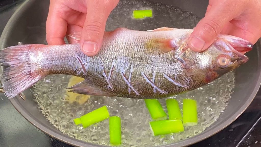 把鲈鱼放进滚烫的开水中,出锅瞬间变成一道经典美食,实在太香了Sea Bass Recipe