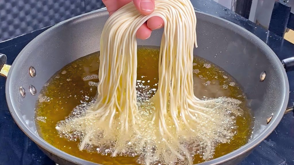 有家餐厅把面条放油锅炸一炸,出锅瞬间变特色美食,实在太香了Noodle Recipes