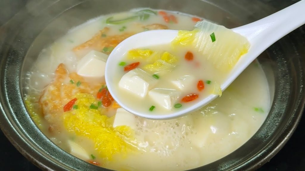 春季多给家人喝这道豆腐鲫鱼汤,味道鲜美,营养好喝,做法简单Crucian Carp Tofu Soup Recipe