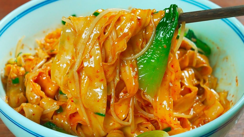 以后不想吃饭的时候,你就试试这个油泼面,做法简单又好吃oil-splashed noodles recipe