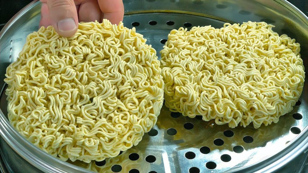 方便面的神仙吃法,上锅一蒸,保证吃一次忘不了,味道实在太棒了Instant Noodle Recipe