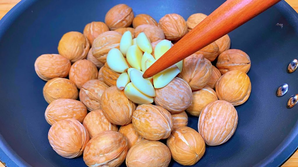 核桃加一把大蒜鍋裏炒一炒,沒料到這麽厲害,很多人不懂,真實用【劉姐廚房 Magic Food】#核桃