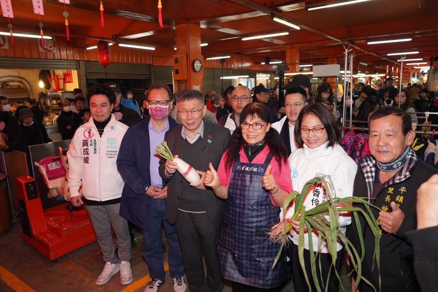 總統候選人柯文哲力挺賴香伶到桃園,現場支持者爆滿展現拚勝選氣勢