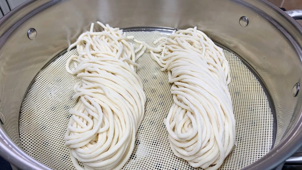 麵條從不水煮,放鍋里蒸一蒸,比水煮的好吃10倍,天天吃也不膩【劉姐廚房 Magic Food】#麵食 #麵條