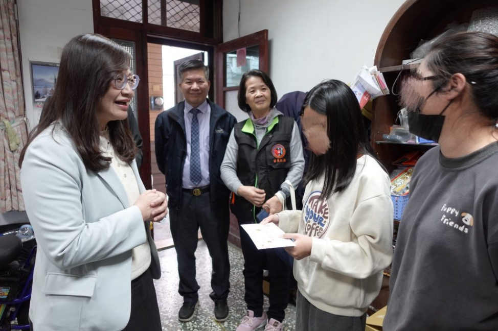 春節前夕送暖 苗檢林檢察長與犯保訪視隨機攻擊案被害人並發放關懷金